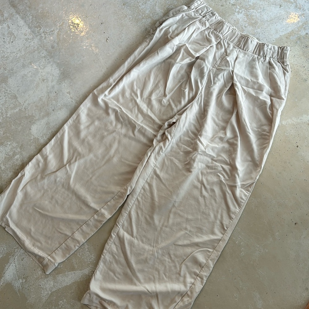 Free People woman’s elastic waste, wide leg pant. Cream linen pants. Size Medium